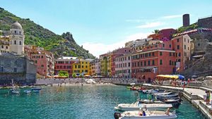 Le port coloré de Vernazza vu depuis le sentier côtier