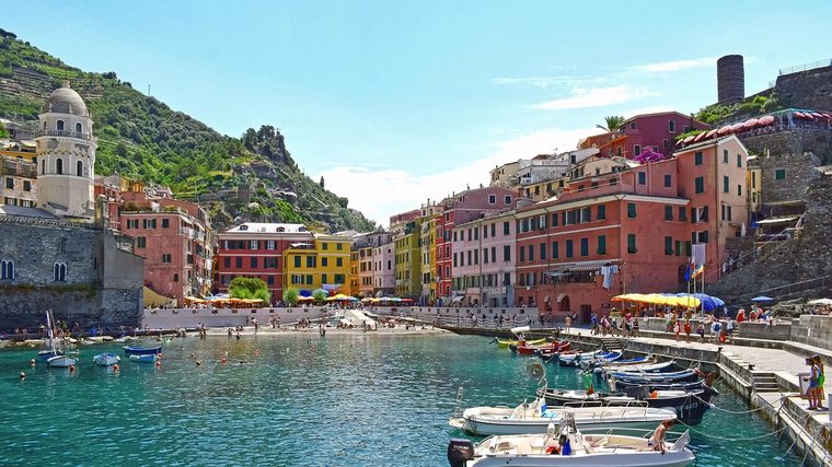 Le port coloré de Vernazza vu depuis le sentier côtier