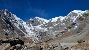 Randonneurs sur un sentier rocailleux avec les sommets enneigés des Annapurnas en toile de fond