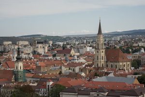 La place de l'Union et l'église Saint-Michel à Cluj-Napoca