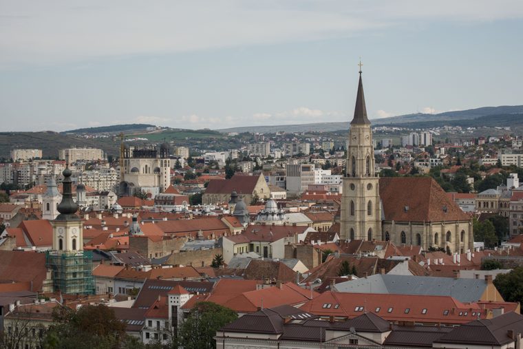 La place de l'Union et l'église Saint-Michel à Cluj-Napoca