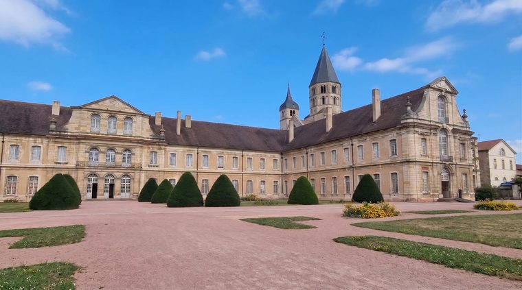 Les vestiges de l'abbaye de Cluny et le clocher de l'Eau Bénite