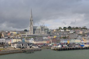 Les maisons colorées de Cobh et la cathédrale Saint-Colman en arrière-plan