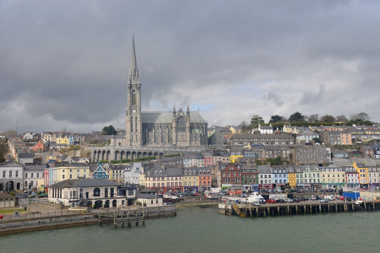 Les maisons colorées de Cobh et la cathédrale Saint-Colman en arrière-plan