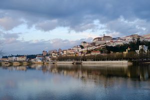 Vue sur l'Université de Coimbra et la vieille ville depuis le fleuve Mondego