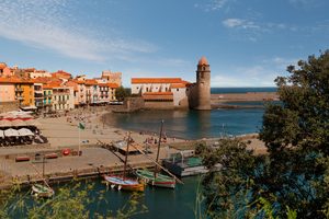 Le clocher de l'église Notre-Dame-des-Anges et la baie de Collioure