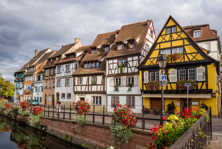 Maisons à colombages colorées le long de la Lauch dans la Petite Venise