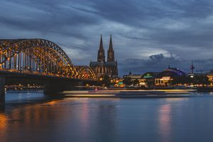 La cathédrale de Cologne et le pont Hohenzollern enjambant le Rhin