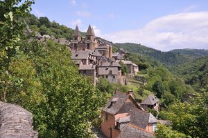Le village de Conques et l'abbatiale Sainte-Foy nichés dans la verdure