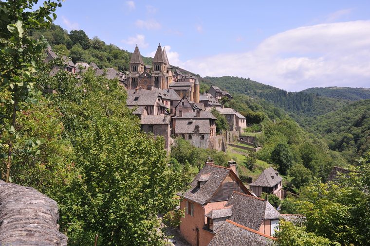 Le village de Conques et l'abbatiale Sainte-Foy nichés dans la verdure