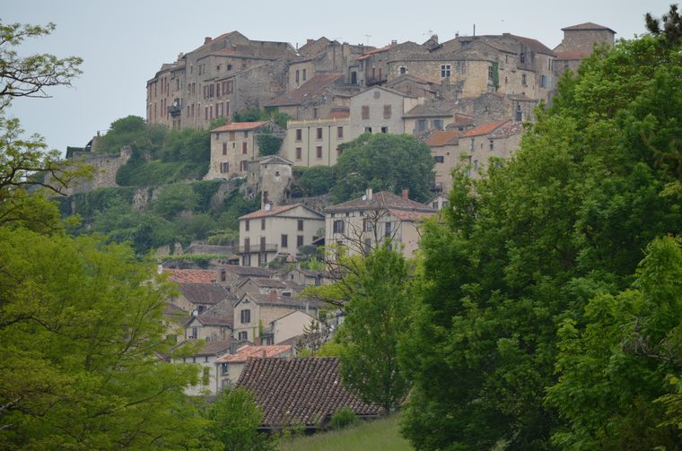 Le village perché de Cordes-sur-Ciel émergeant de la brume matinale