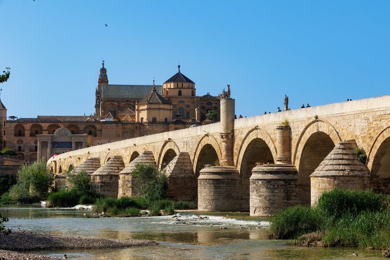La Mosquée-Cathédrale et le pont romain de Cordoue au crépuscule