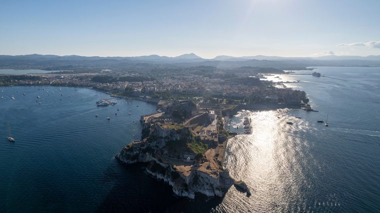 La vieille ville de Corfou et la forteresse vénitienne vues depuis la mer