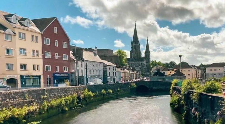 Vue sur la rivière Lee et les flèches de la cathédrale Saint-Finbarr à Cork