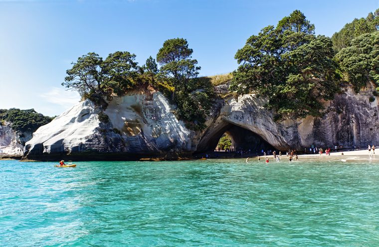 L'arche rocheuse de Cathedral Cove sur la plage au lever du soleil