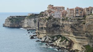 Les falaises blanches de Bonifacio surplombant la mer Méditerranée