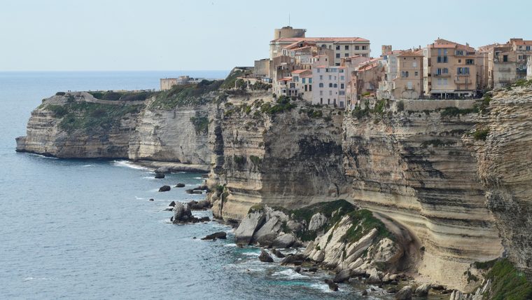 Les falaises blanches de Bonifacio surplombant la mer Méditerranée