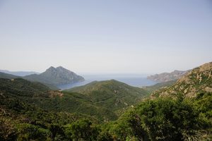 Randonneurs sur les crêtes rocheuses du GR20 en Corse