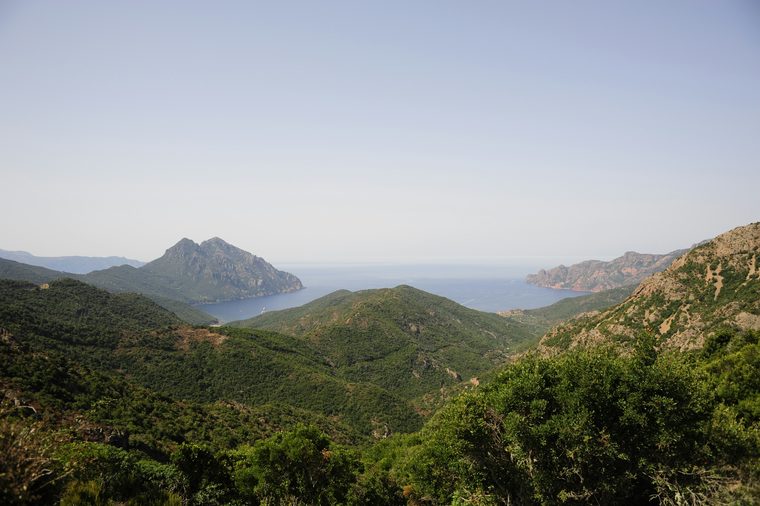 Randonneurs sur les crêtes rocheuses du GR20 en Corse
