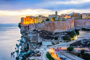 Les falaises blanches de Bonifacio surplombant la mer
