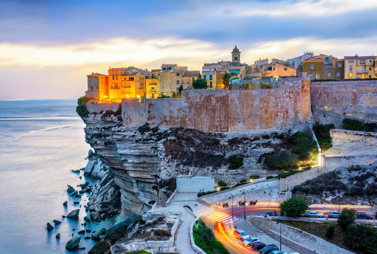 Les falaises blanches de Bonifacio surplombant la mer