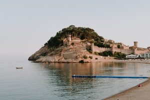Les murailles médiévales de Tossa de Mar surplombant la mer Méditerranée