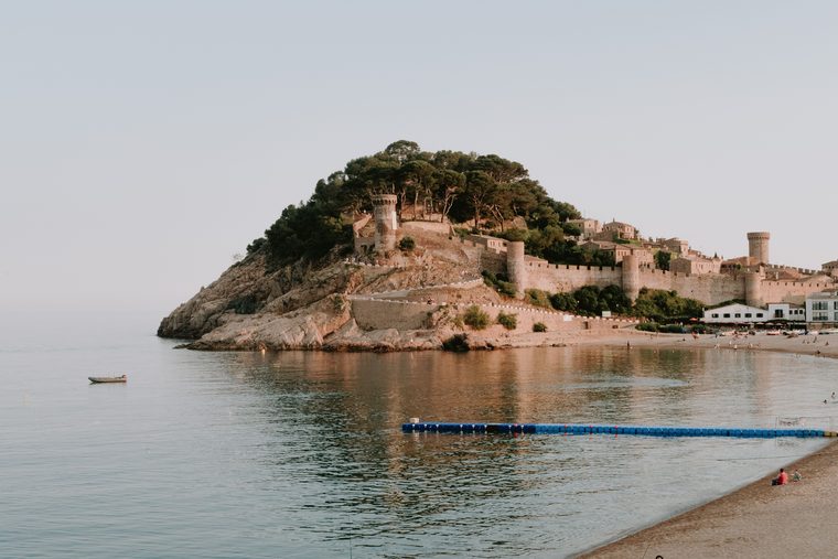 Les murailles médiévales de Tossa de Mar surplombant la mer Méditerranée
