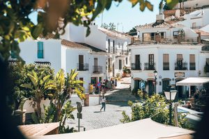 Le village blanc de Frigiliana et ses ruelles pavées surplombant la côte