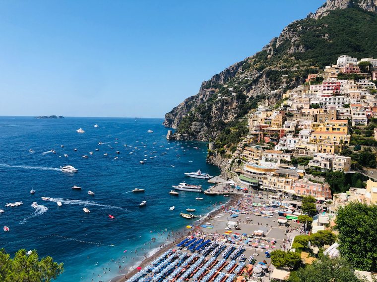 Les maisons colorées de Positano accrochées à la falaise face à la mer