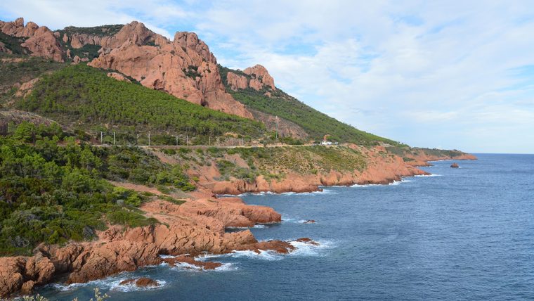 Les roches rouges du massif de l'Esterel plongeant dans la mer Méditerranée