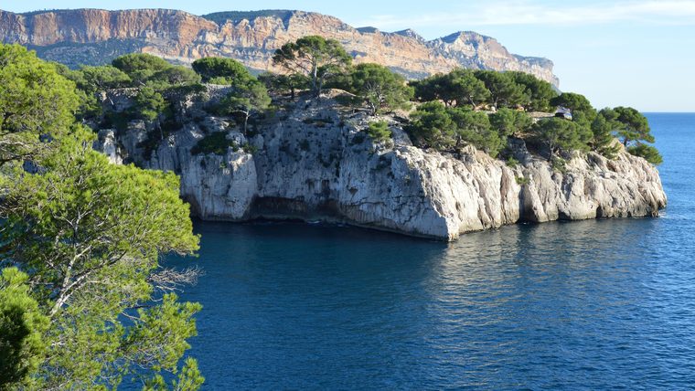 Vue sur la mer Méditerranée et le littoral escarpé de la Côte d'Azur