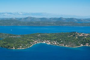 Vue plongeante sur les toits rouges de Dubrovnik et la mer Adriatique