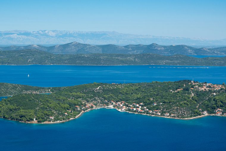 Vue plongeante sur les toits rouges de Dubrovnik et la mer Adriatique