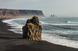 Les formations basaltiques et le sable noir de la plage de Reynisfjara