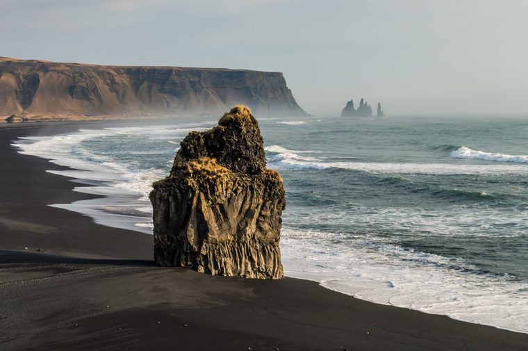 Les formations basaltiques et le sable noir de la plage de Reynisfjara
