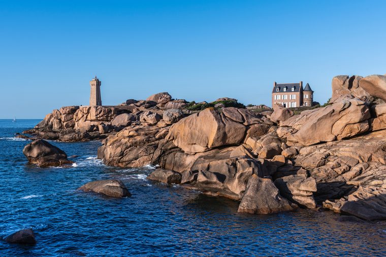 Le phare de Ploumanac'h sur la Côte de Granit Rose au coucher du soleil