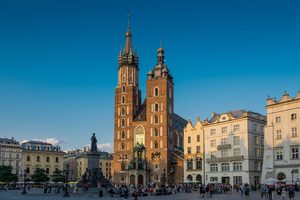 La place du Marché (Rynek Główny) et la basilique Sainte-Marie à Cracovie