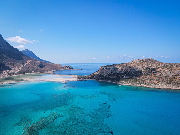 Les eaux turquoise de la lagune de Balos bordées par les montagnes arides