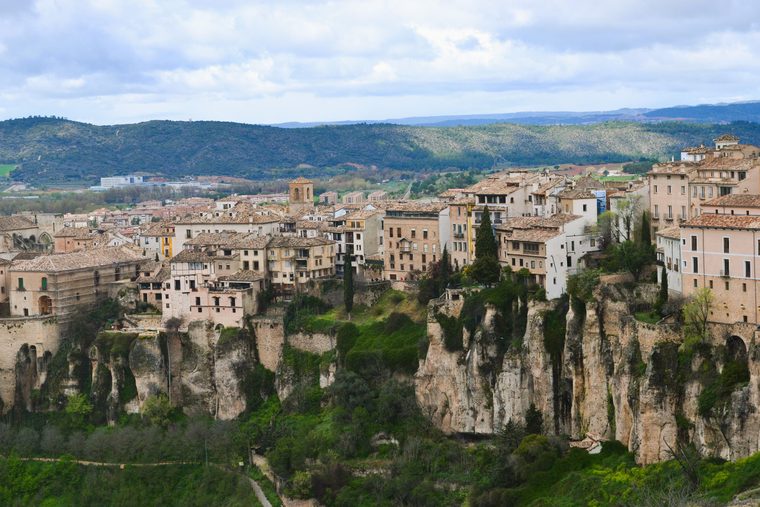 Les maisons suspendues de Cuenca au bord du ravin du Huécar