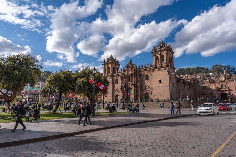 Vue sur les toits en tuiles de Cusco et la Plaza de Armas