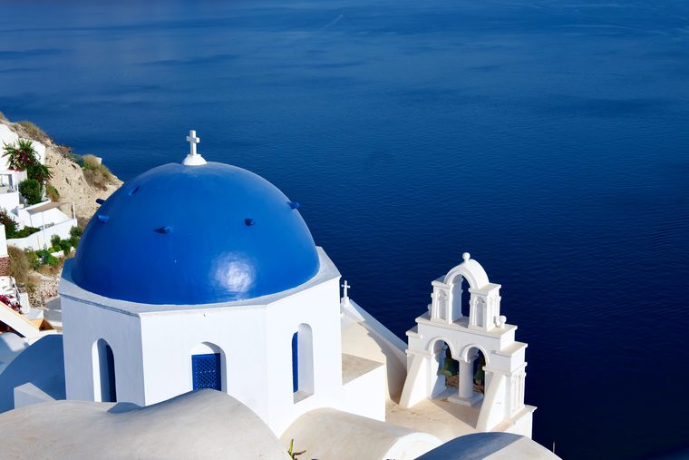 Maisons blanches et dômes bleus face à la mer Égée