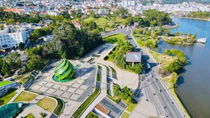 Le lac Xuan Huong et les collines de pins entourant Đà Lạt
