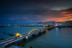 Le pont du Dragon illuminé de nuit à Da Nang