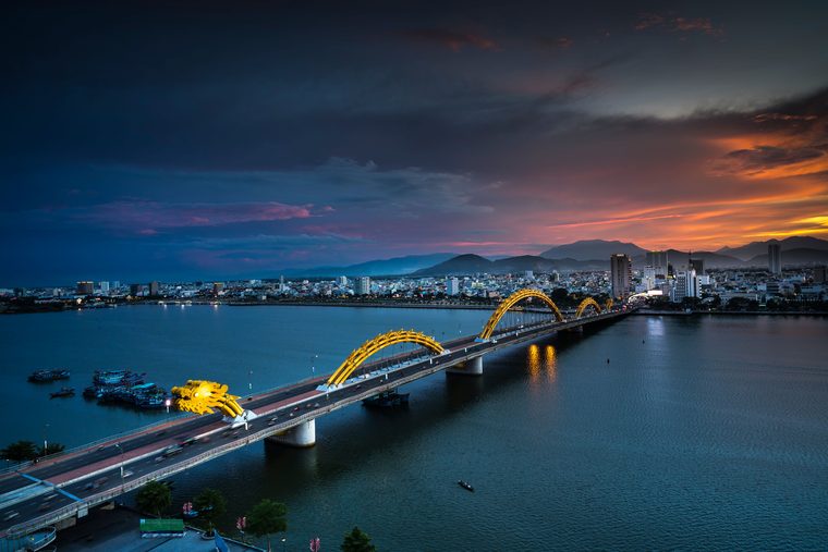 Le pont du Dragon illuminé de nuit à Da Nang