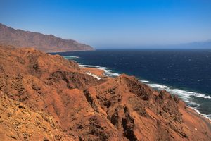 Le littoral escarpé de Dahab plongeant dans la mer Rouge