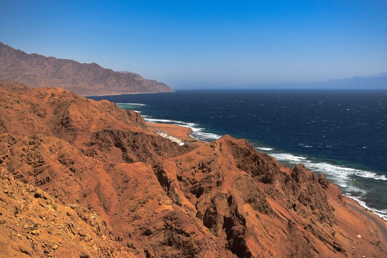 Le littoral escarpé de Dahab plongeant dans la mer Rouge