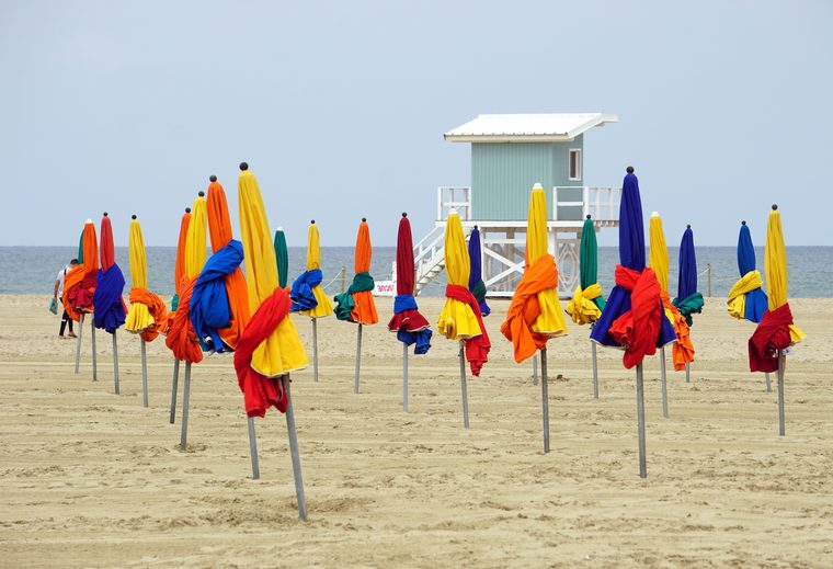 Les célèbres parasols colorés sur la grande plage de Deauville
