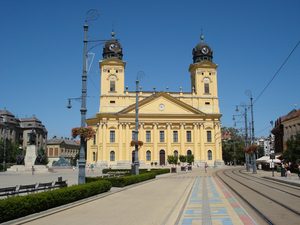 La Grande Église réformée de Debrecen dominant la place Kossuth