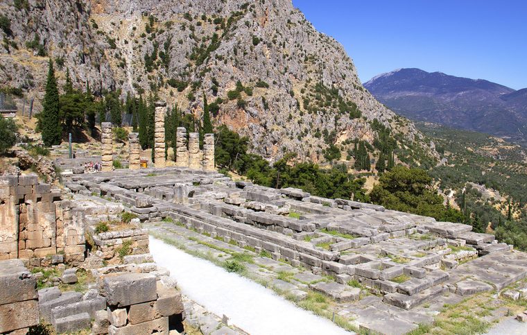 Les ruines du temple d'Apollon à Delphes avec la vallée en contrebas