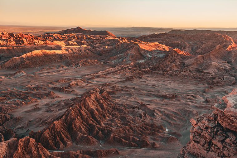 Formations rocheuses de la Vallée de la Lune au coucher du soleil